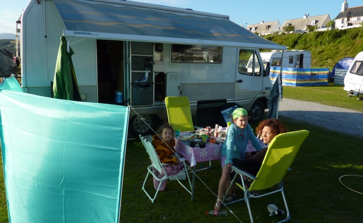 Fine and super spacious 6-person family camper fully equipped