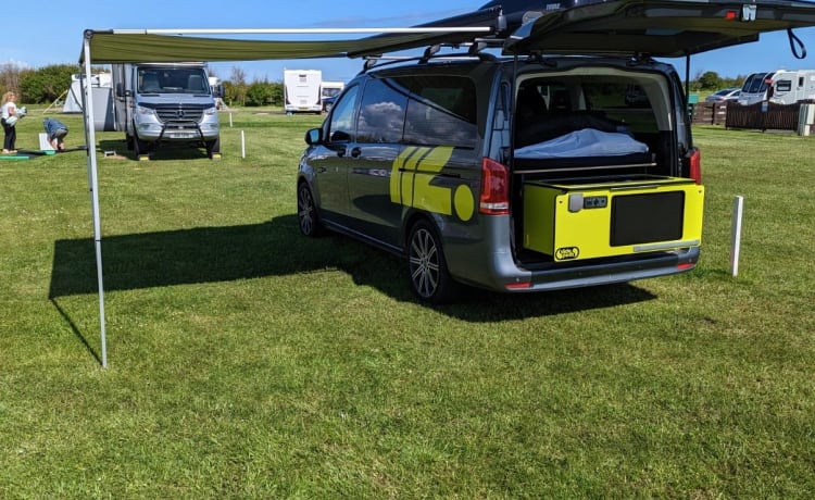 Tout nouveau van modulaire Mercedes-Benz pouvant accueillir jusqu'à 6 personnes avec auvent