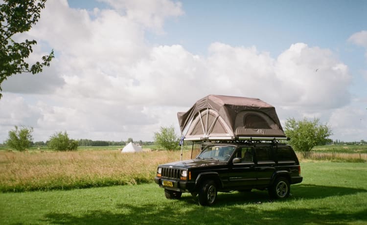 Black Beauty – Jeep Cherokee met Yuna Family rooftoptent