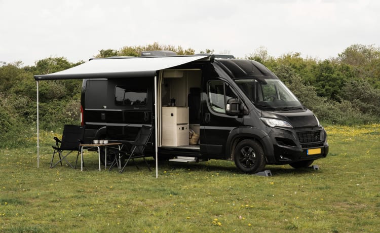 Zomer avontuur met deze all black edition Tourne Mobil camper.