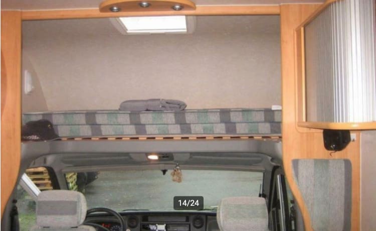 Spacious and complete 5-person family camper