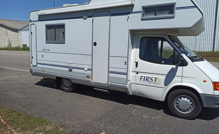 Compact motorhome with 5 beds
