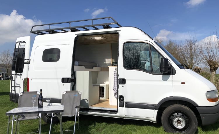 Knusse 2 persoons Renault camperbus off-grid