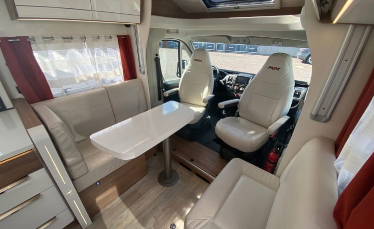 Pilote P746C – Camping-car Pilote neuf, très luxueux, équipé de 4 couchages