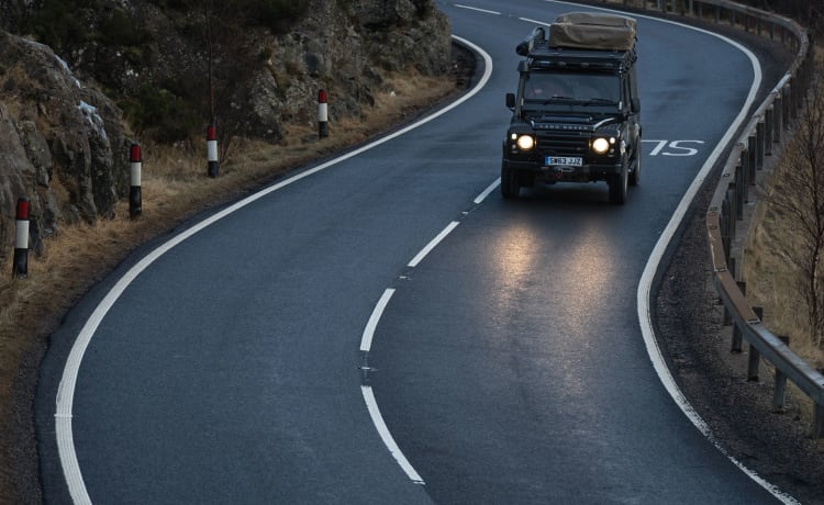 ARMSTRONG – Land Rover Dachterrasse mit 5 Schlafplätzen aus dem Jahr 2013