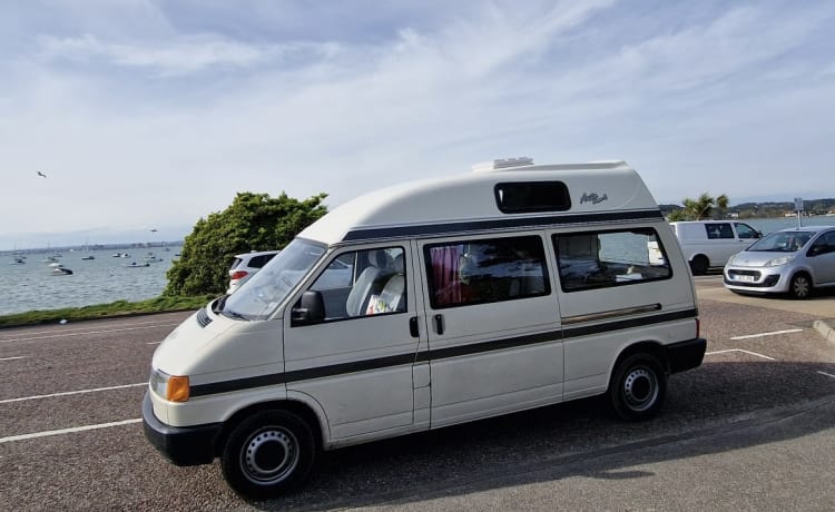 Jerry – 4berth VW T4 Hightop - een geweldige optie voor koppels of gezinnen van 4 personen