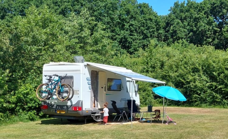 Cozy 5-person Hymer integral camper