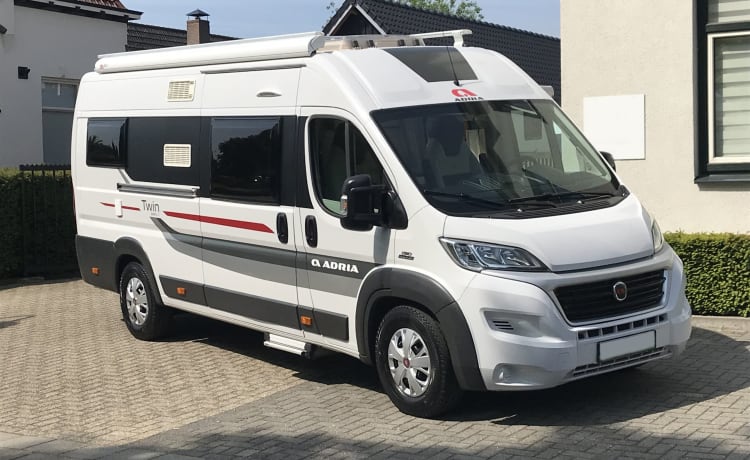 Twinny – Adria 640 SLX, lits de longueur, panneau solaire, barre de remorquage, galerie de toit, porte-vélos