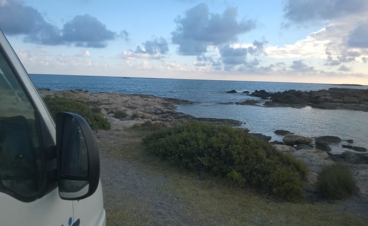 camping-car compact avec de nombreuses fonctionnalités