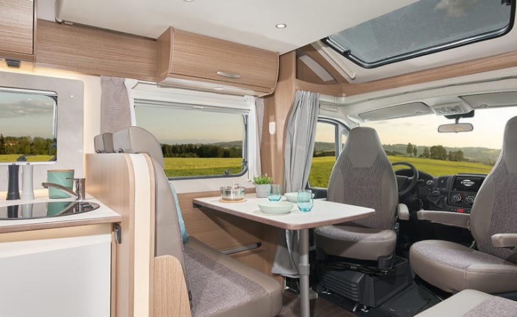 Carado T448 (nieuw bj 2023) – Handgeschakeld - Zeer luxe camper lengtebedden -  Volledig uitgerust