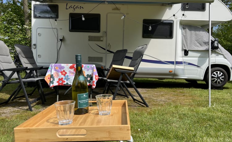 McLouis – Camping-car alcôve McLouis soigné pour 6 personnes avec lits superposés