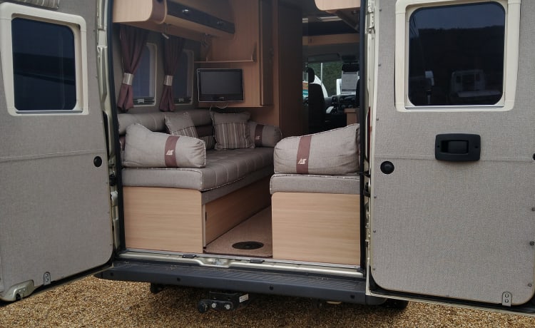 Roxie – Schitterende 2 persoons Peugeot Warwick Duo camper met alle luxe