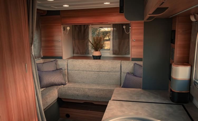 Lily – Luxe automatische camper met 4 slaapplaatsen 