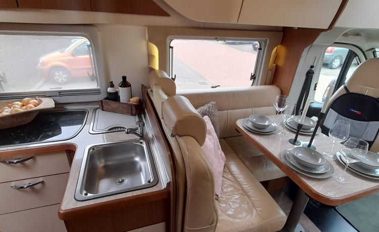 Luxury motorhome 4 persons automatic.
