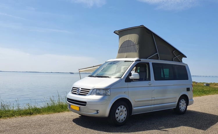 Spaceship – Fijne 4p Volkswagen T5 California bus uit 2007