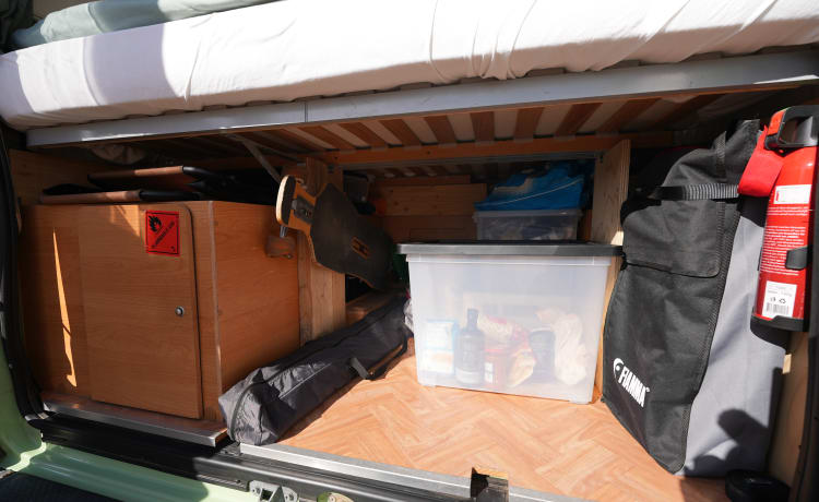 Minty – Menta; Allegro camper bus 2p del 2004, adatto per off-grid e surf!