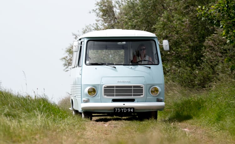 Retro Peugeot J7 mit erfrischendem Interieur