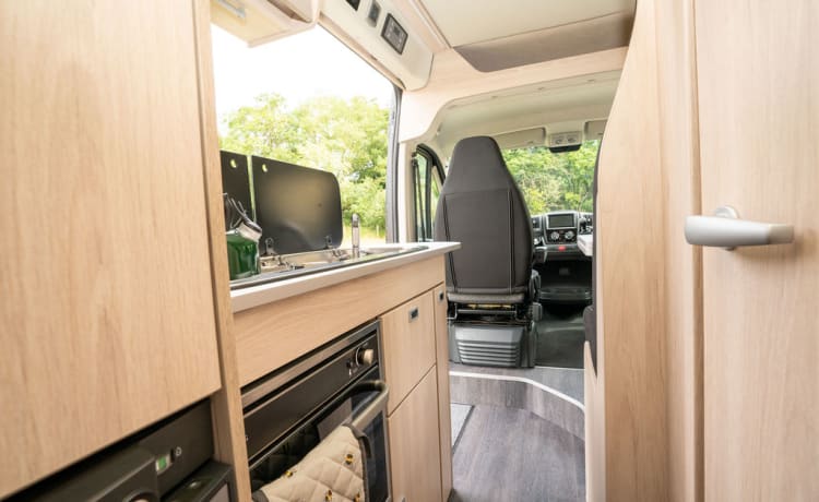 Tony – Tony è un camper AUTOTRAIL 67, da 2 a 4 posti letto, nuovo nel 2021