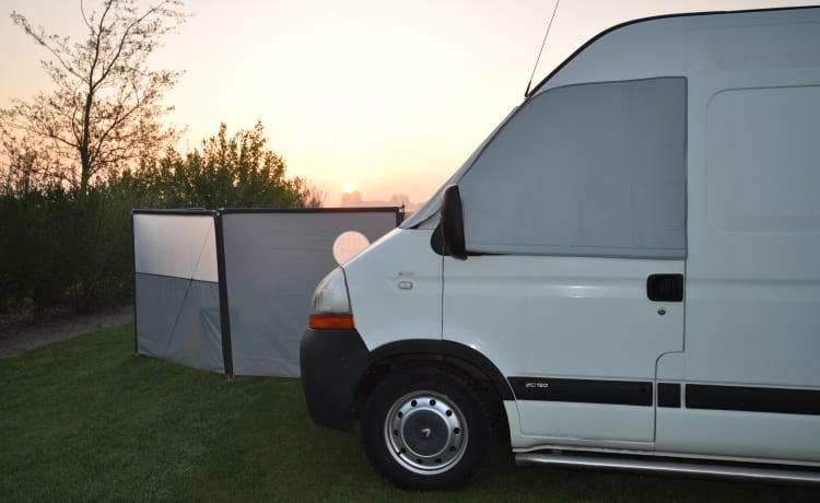 Fully equipped 2-person Renault camper van with bed up to 175 x 205 cm