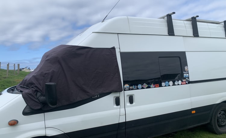 Trevor the Transit – Stealth-Campervan mit 5 Schlafplätzen