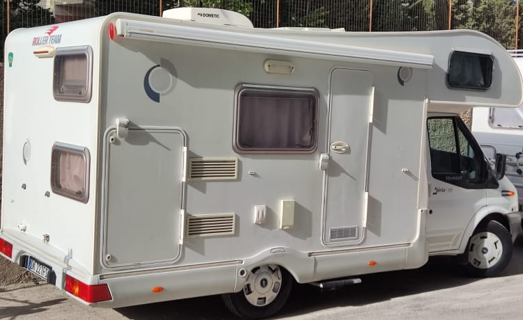 ROLLER TEAM FREEZ – FORD 4 + 1 beds and DOUBLE CLIMATE