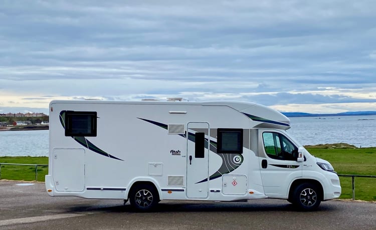 Flora (The Explorer) – Location de camping-car au cœur de la côte de Moray