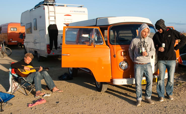 Lady Orange – Volkswagen Camperbus von 1974 (4 Personen)