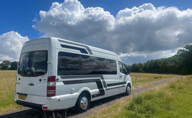 Mercedes-Benz bus met 4 slaapplaatsen