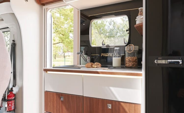 Pilote P650C – Very luxurious and fully equipped 2-3 person camper.