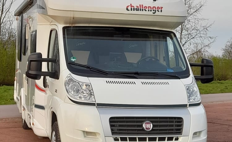 Spazioso camper Challenger per 4 persone con letto matrimoniale