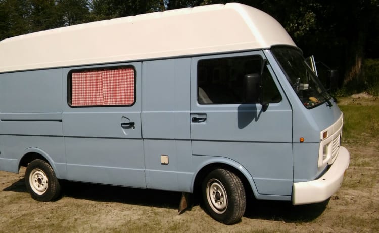 Nice Volkswagen bus camper, ready for adventure!