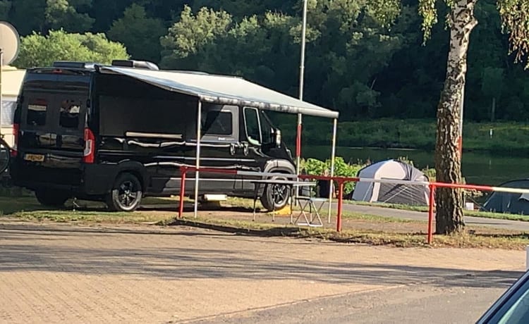 Neuer Bus Camper Tourne Black Edition (Peugeot Boxer) mit allen Optionen