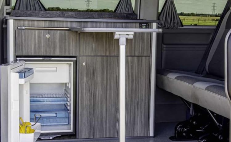 Snowdon – VW T5 4-persoons camper Slaapdak en breed bed (2 volwassenen en 2 kinderen)