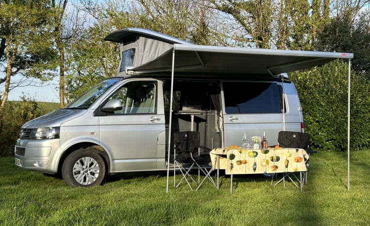 Daphne – 4 berth Volkswagen campervan, clean and tidy