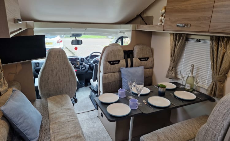 Lemur – 2022 Luxus Swift Edge 486 mit 6 Schlafplätzen