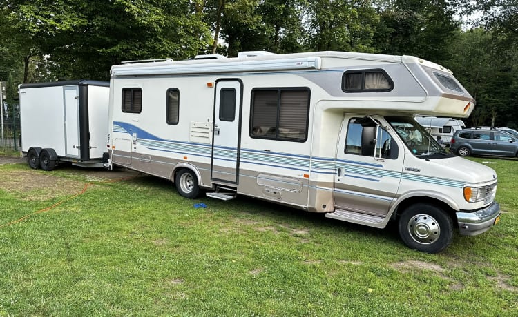 Amerikaanse camper – 6 person Ford E350 7.3L V8 turbo diesel with engine platform