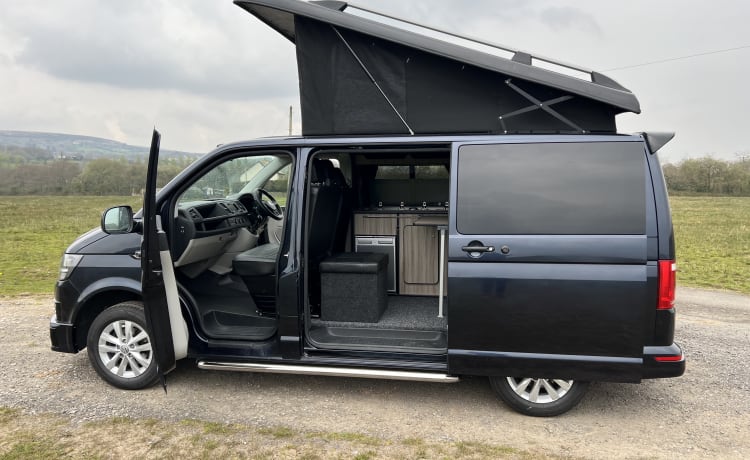 Charli  – Volkswagen-campervan uit 2018 met 4 slaapplaatsen