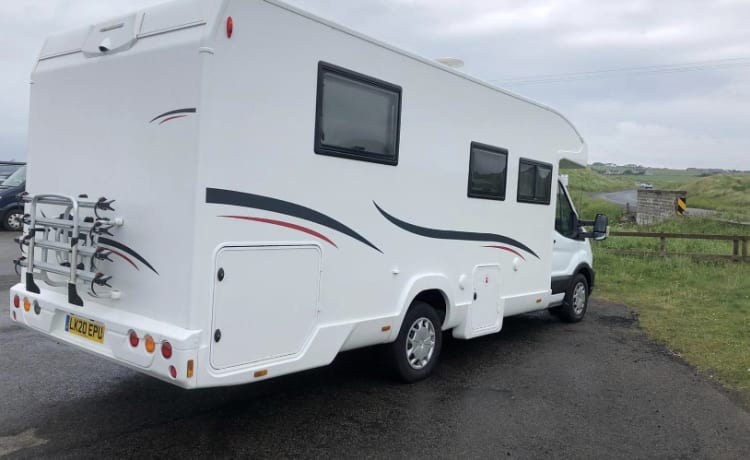 Wohnmobil mit 4 Betten und separatem Schlafzimmer mit Doppelbett