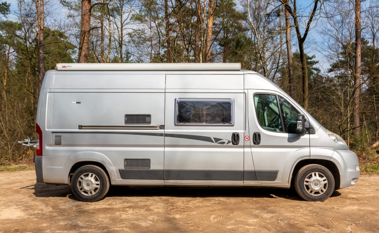 Camper bus 2 posti con letto fisso e servizi igienici