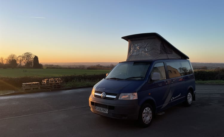 Carousel – Volkswagen bus met 4 slaapplaatsen uit 2006