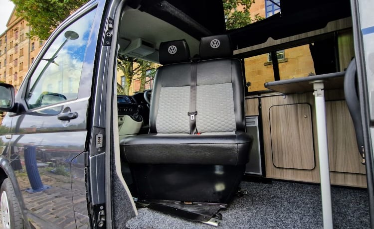 Lady Grey of Glasgow – Komfortabler, winterfester Volkswagen T6 Campervan mit 4 Schlafplätzen