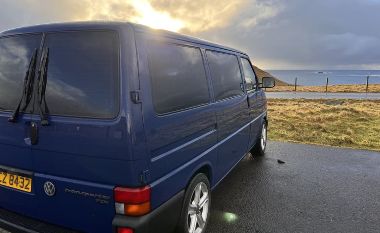 Klassischer Volkswagen T4 mit Auto und hochwertiger Ausstattung