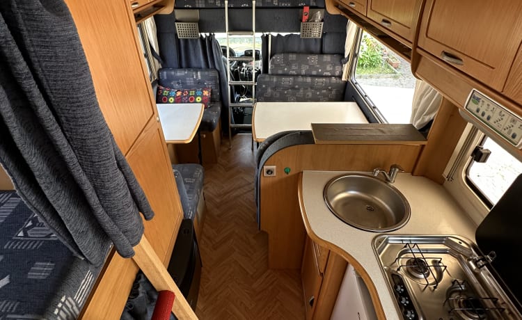 JoyRider – Camper with sloping ceilings for 7 people