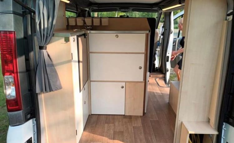 Kampeerbus Off-grid en compact