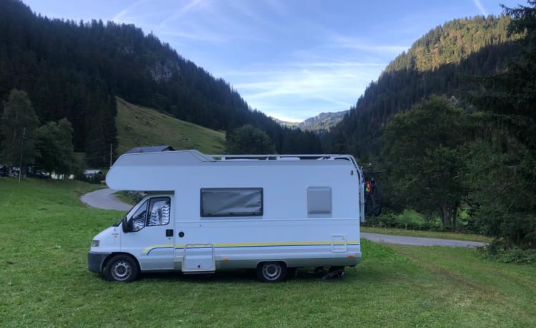 Little Miss Sunshine – Sonniger geräumiger Familiencamper mit Bett (6 Personen)