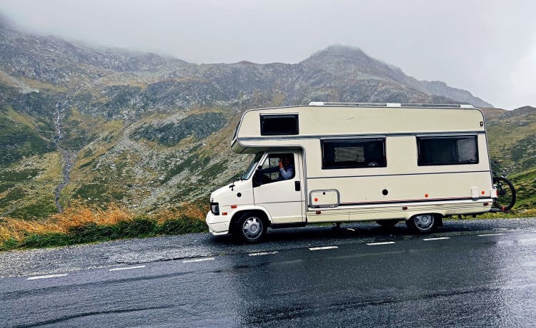 NP – Camping-car pouvant accueillir jusqu'à 6 personnes