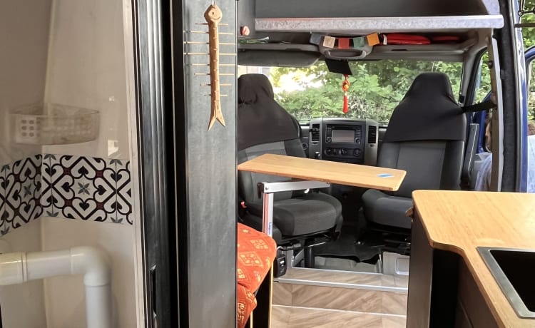 Ome toon  – luxury self-build self-sufficient Mercedes sprinter