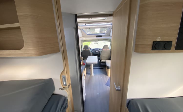 Coral suite on wheels – Luxe 2 persoons Adria Coral 650DL automaat semi-integrated uit 2022