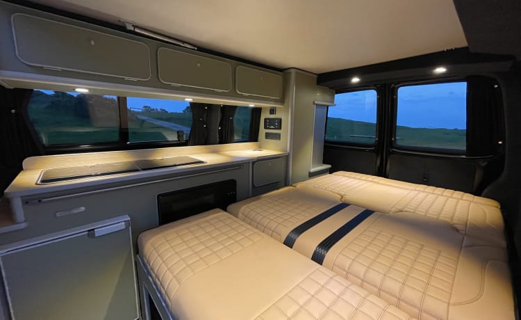 Mitch  – Superbe conversion VW T6 Camper King. 4 couchages, 5 sièges et fait tourner les têtes !