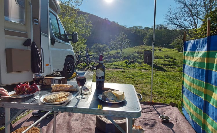 Hochwertiges deutsches Alkoven-Wohnmobil mit 2 Schlafplätzen